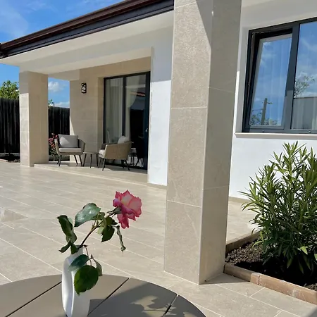 וילה Courtyard Villa,